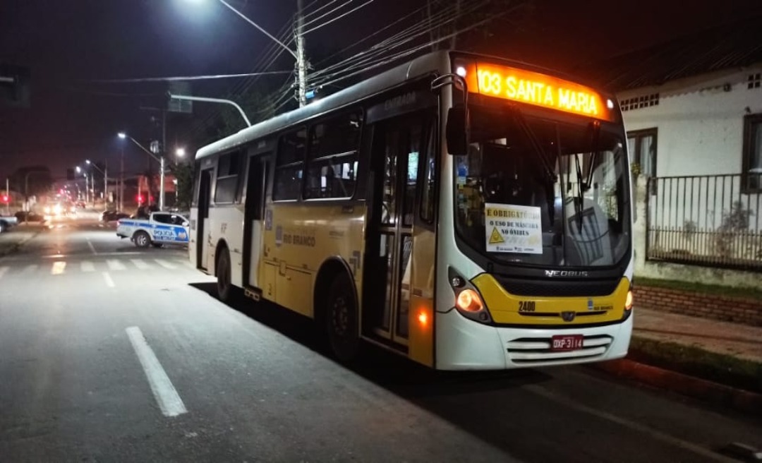 Assaltantes colocam arma na cabeça de motorista do Vila Acre, fazem arrastão e tocam o terror